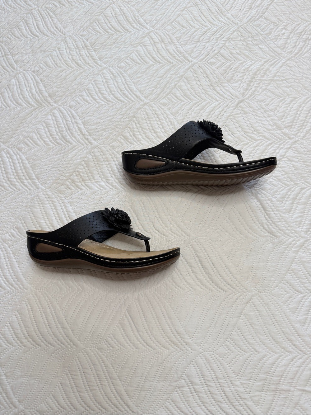 American Exchange Women’s Black Floral Toe-Ring Slide Sandals. Size 11 - Picture 4 of 7